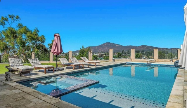 Fletcher Hills luxury, Sunset View, 4 BR, Saltwater Pool and Spa