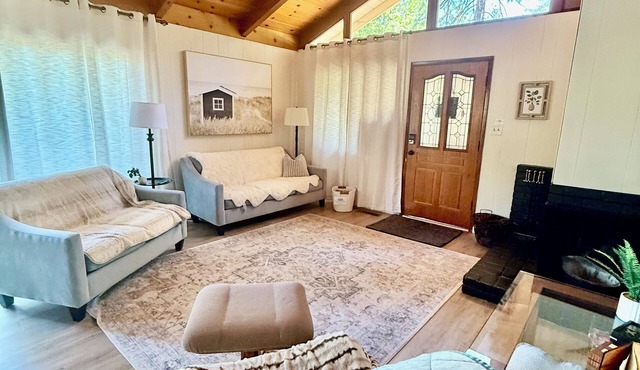 For the discerning guest! Cabin at Lilac Terrace 🌲⛷️with summer TH Lake Access.