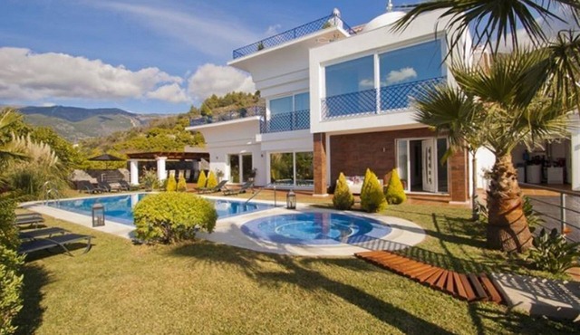 Frigiliana Getaway: 3-Bedroom Villa with Private Pool and Stunning Views