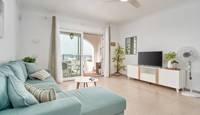 Frontline Vacation Home A86 2: Sea Views, Shared Pool & Wi-Fi