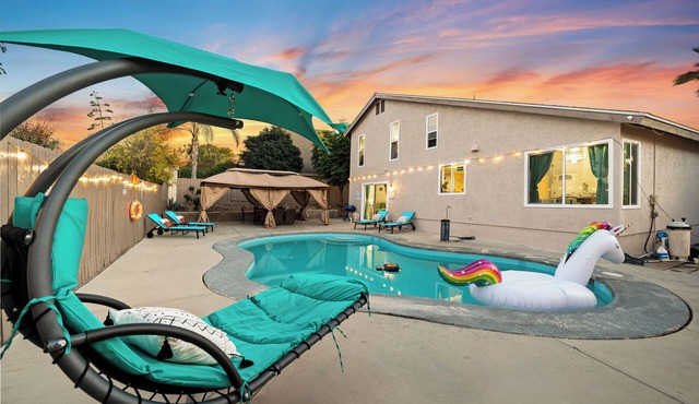 Garage, Pool, King Bed, Gated Yard in Rancho Penasquitos