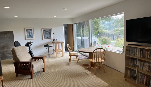 Garden apt. above the beach close to hiking trails and beach.