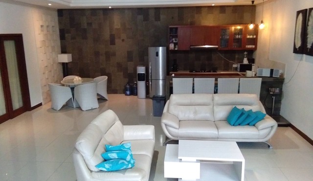 Gathering with 5 bedroom center house villa
