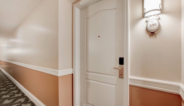 Gorgeous condo, super comfy, with view of the pool in Lake Las Vegas Village.