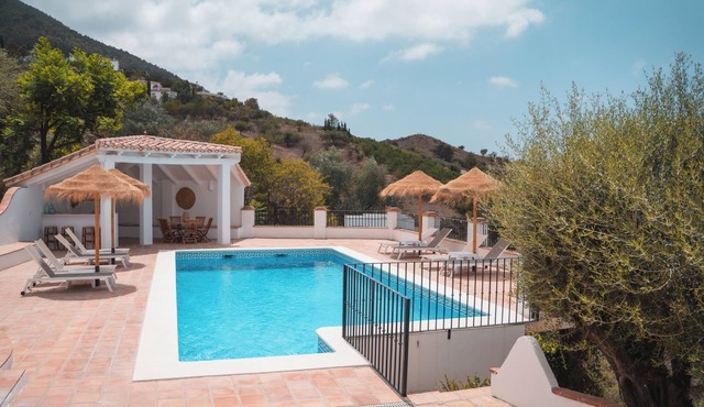 Gorgeous spacious family-friendly country villa, huge pool, stunning views