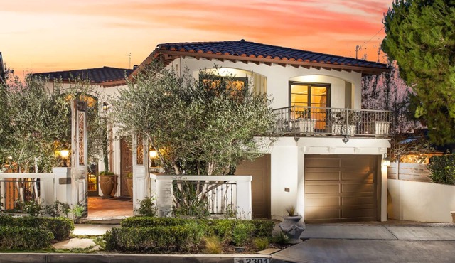 Gorgeous Spanish-style Home with Stunning Ocean Views. New Stil™ jacuzzi!
