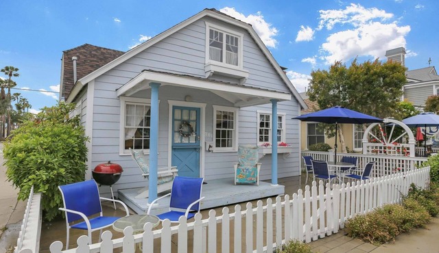 Great Value! Classic Cottage on Balboa Island, Walk to Beach/Marine Ave, Corner Lot, Spacious Patio