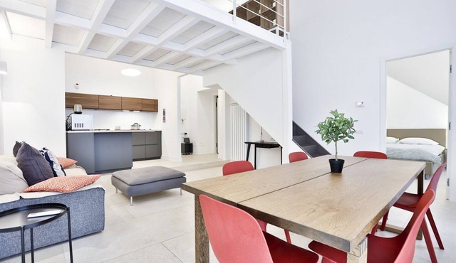 GuestHost - Elegant apartment able to accommodate up to 6 people with three bedrooms and two bathrooms, totally new both in the renovation and in the furnishings and with fine finishes. The accommodation is located in the central area, a few steps from t