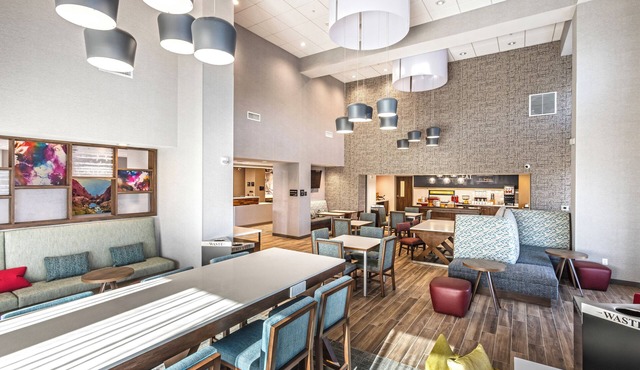 Hampton Inn & Suites Bakersfield Central