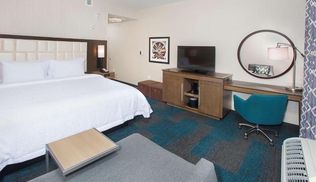 Hampton Inn & Suites LAX El Segundo