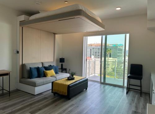 Heart of Hollywood - Walk of Fame Modern Apts Studio - 1bd or 2bd with View - Free parking - Balcony - Wifi Rooftop- 24hr Gym - Upscale amenities