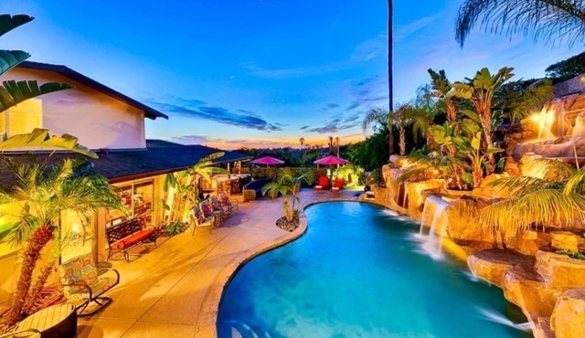 Heated pool, hot tub & waterslides near the beach!