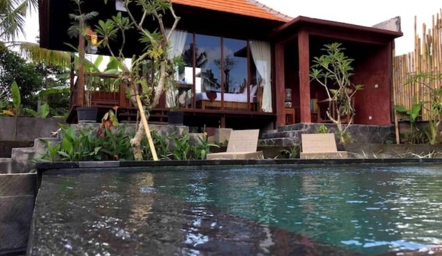 Hidden Point Villa 5 minutes to rice field walk. Wooden House with Large Pool