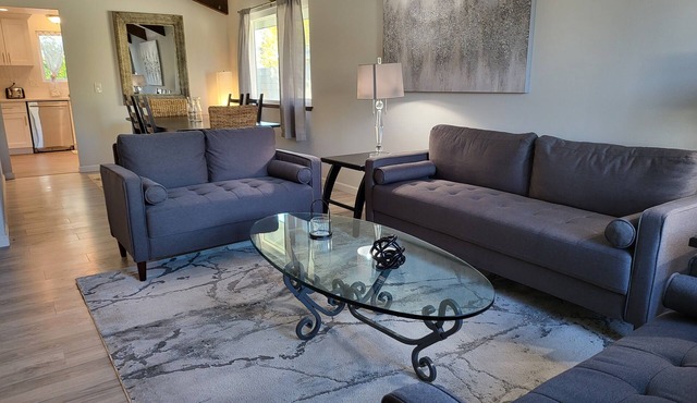 High Desert Dream 3bd/3bth, sleeps 8, fast Wi-Fi, smart TVs in all bedrooms