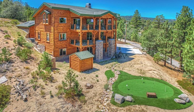 High-End Custom Luxury Estate w/Panoramic Lake Views! A/C! HOT TUB! PET FRIENDLY! Putting Green! Game Room!