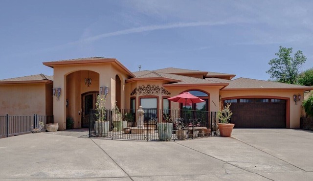 Hilltop Estate Pool Table, Gym, Mountain Views