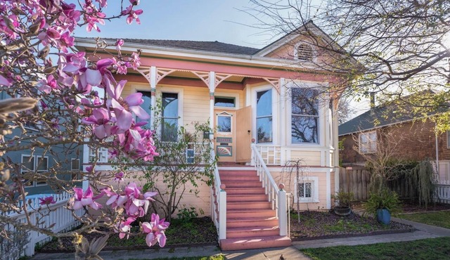 Historic Queen Anne with private backyard oasis!