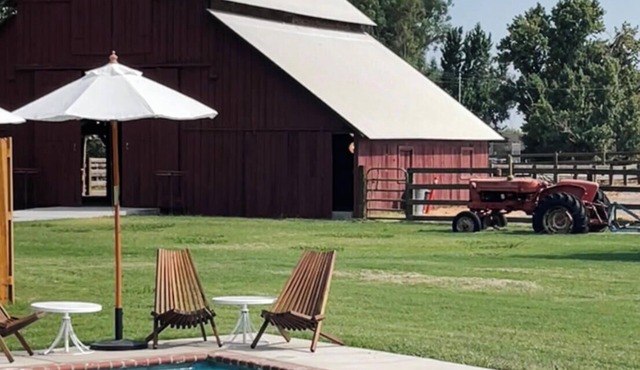 Historic Ranch Retreat. Pool, Pizza Oven & Privacy