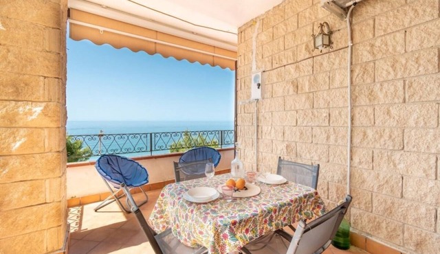 Holiday Home 'La Casa Sulla Scogliera Grande' with Sea View, Private Terrace and Air Conditioning