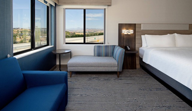 Holiday Inn Express & Suites Valencia - Santa Clarita by IHG