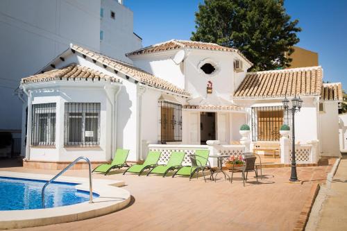 Holidays2Fuengirola Villa 6 bedroom 200 mts Beach