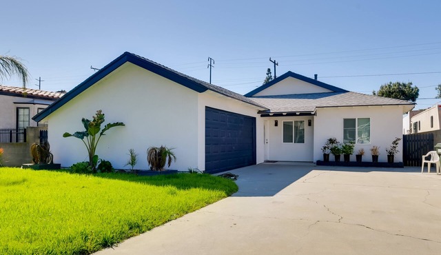Home Between Los Angeles & Disney! Patio, Yard