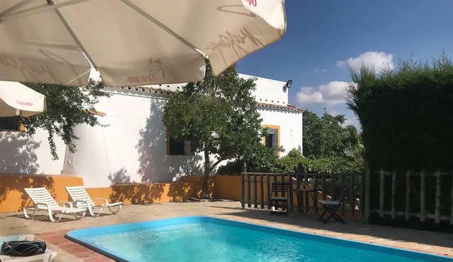 Homerez - Spacious villa for 6 ppl. with swimming-pool and terrace at El Saucejo