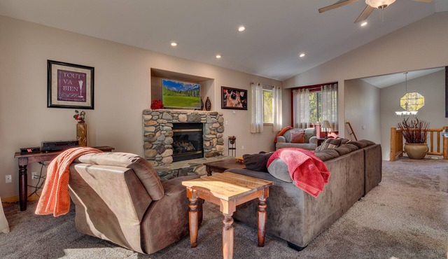 Hot Tub, Arcade, Poker Table, Built-In Bar, Grill: Pine View Manor