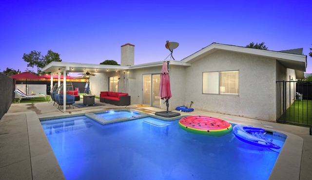 Hot tub - Pool - Firepit - Game Room - Sleeps 14 - Hemet Summer Retreat!
