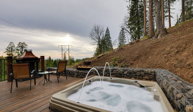 Hot Tub + Scenic Views: Luxury Twain Harte Cabin!