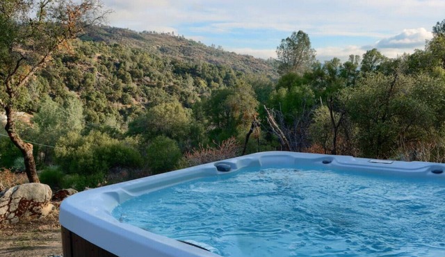 Hot Tub, Views, Privacy, Game Room, just 5 min from Downtown!