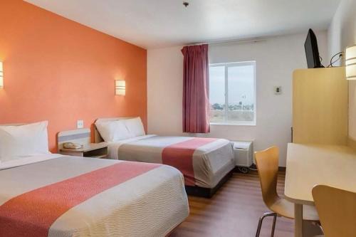 Howard Johnson by Wyndham Lemoore Near Naval Air Station