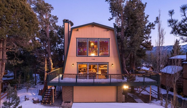 HUGE 3-story modified A-frame w/deck, forest views, hot tub, 10 mins from slopes