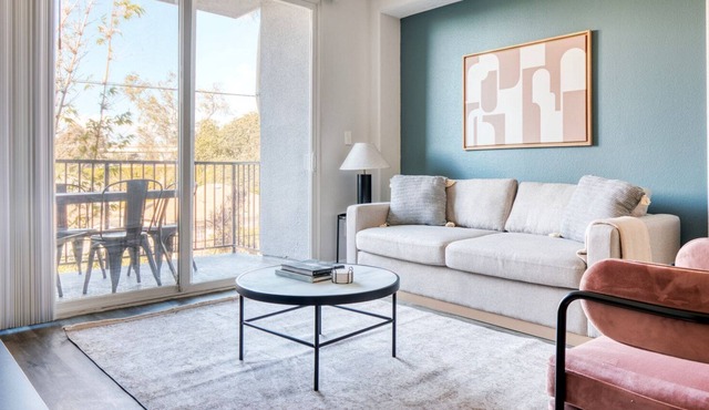 Ideal Mar Vista 2BR w/ W/D, nr restaurants & shops, by Blueground