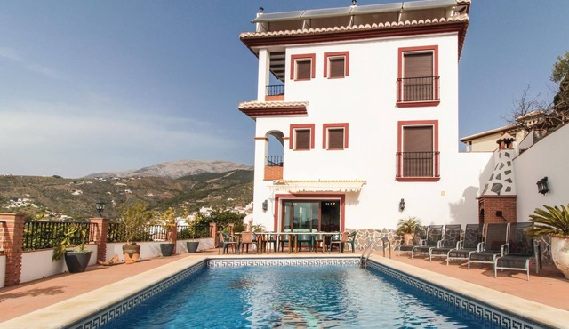 In Canillas de Albaida awaits you this grandiose vacation villa with impressive views of the mountai