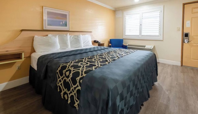 Inviting Retreat Close to Christmas Tree Park – Budget-Friendly and Convenient