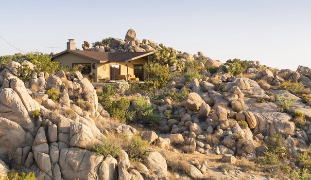 Joshua Tree Getaway. Private Boulder Wonderland. Rustic elegance. Sleeps ten.