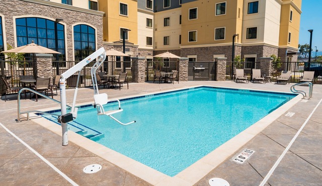 King Suite. Free Breakfast. Pool. Shared BBQ. 30 Min to Oakland Zoo!