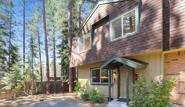Lake Forest Glen Gem: Updated 3BR End-Unit near Tahoe City
