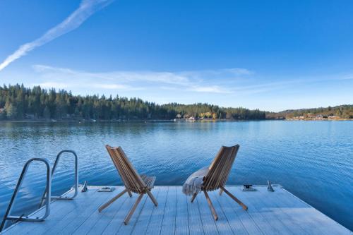 Lakefront Villa with 180 degree view private dock and boats