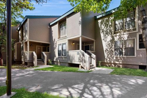 Lakeside modern villa with fireplaces resort amenities grill WD & internet