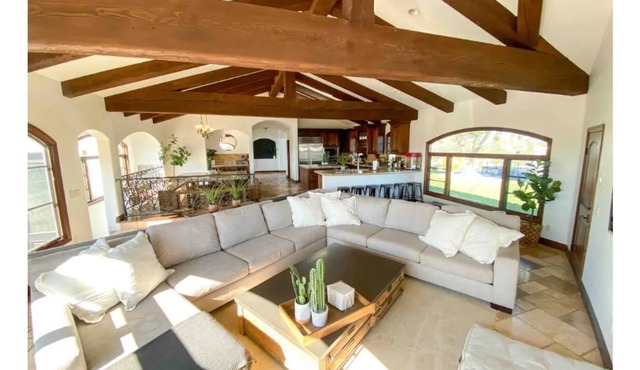 Large 4 Bedroom Villa w/Poolhouse 1.5 Acre Lot