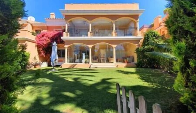 Large Apartment, Private Garden with Beach access