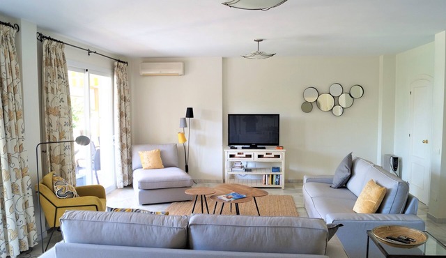 Large Villa, garden with swimming pool, jacuzzi, 5 bedrooms, up to 10 people