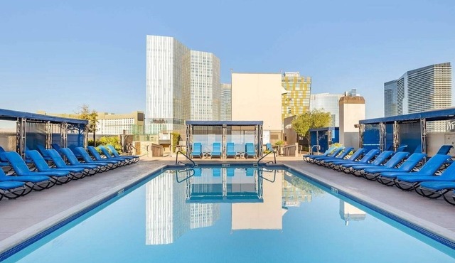 Las Vegas | Couples City Hideaway | Pool + Spa