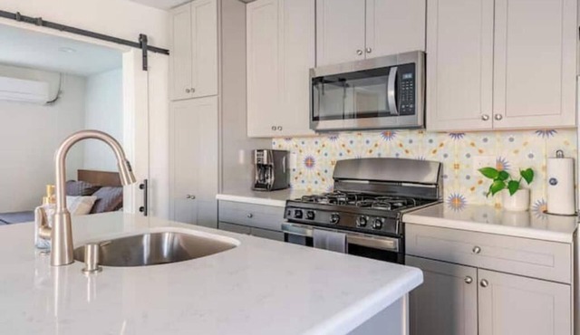 Light & Bright, Centrally Located Casita/Apartment