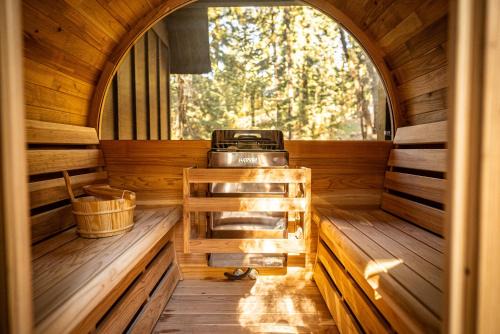 Lightfoot Cabin Mid-Century Perfect Romantic Getaway Hot Tub Sauna