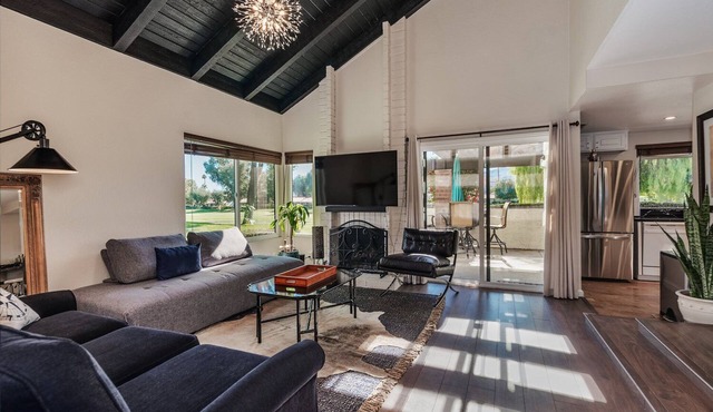 LOCATION LOCATION LOCATION Beautiful HOUSE on GOLF COURSE +POOLS-TENNIS
