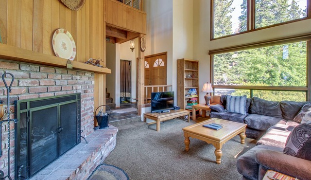 Lodge-Style Home with Lake Views & Gourmet Kitchen - Close to Beaches & Skiing