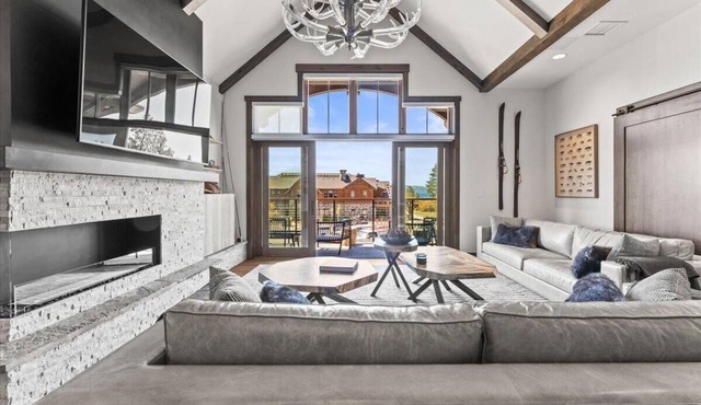 Loft w/spectacular lakeviews 4,217 sqft. 5 bed, 6 bath